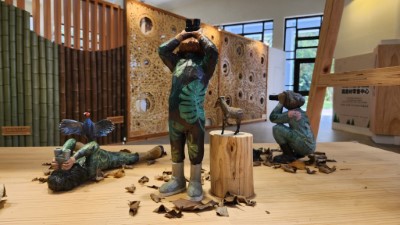 木雕作品「望遠鏡－忘遠近」系列