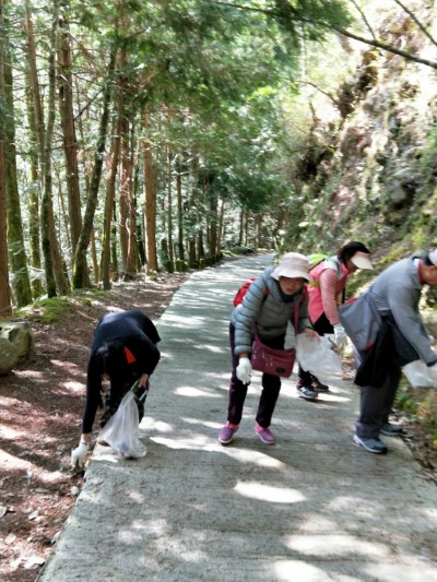 遊客參與桃山步道淨山活動1