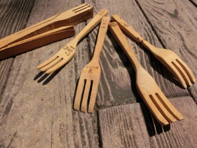 運用大家的巧手與創意，一支獨一無二、美觀兼實用的木叉便誕生了