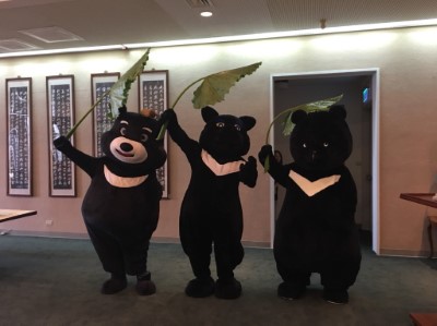 聯盟三方各自的黑熊吉祥物一齊出場見證簽署合作備忘錄，由左至右分別為東勢處的熊勇、科博館的科博熊、黑熊協會的黑寶