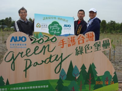 處長蕭崇仁及友達永續基金會董事長彭双浪簽署合作造林備忘錄合照