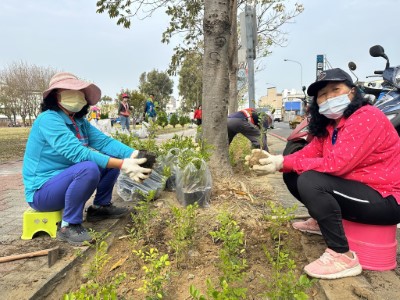 民眾及社區居民親手植樹綠化環境